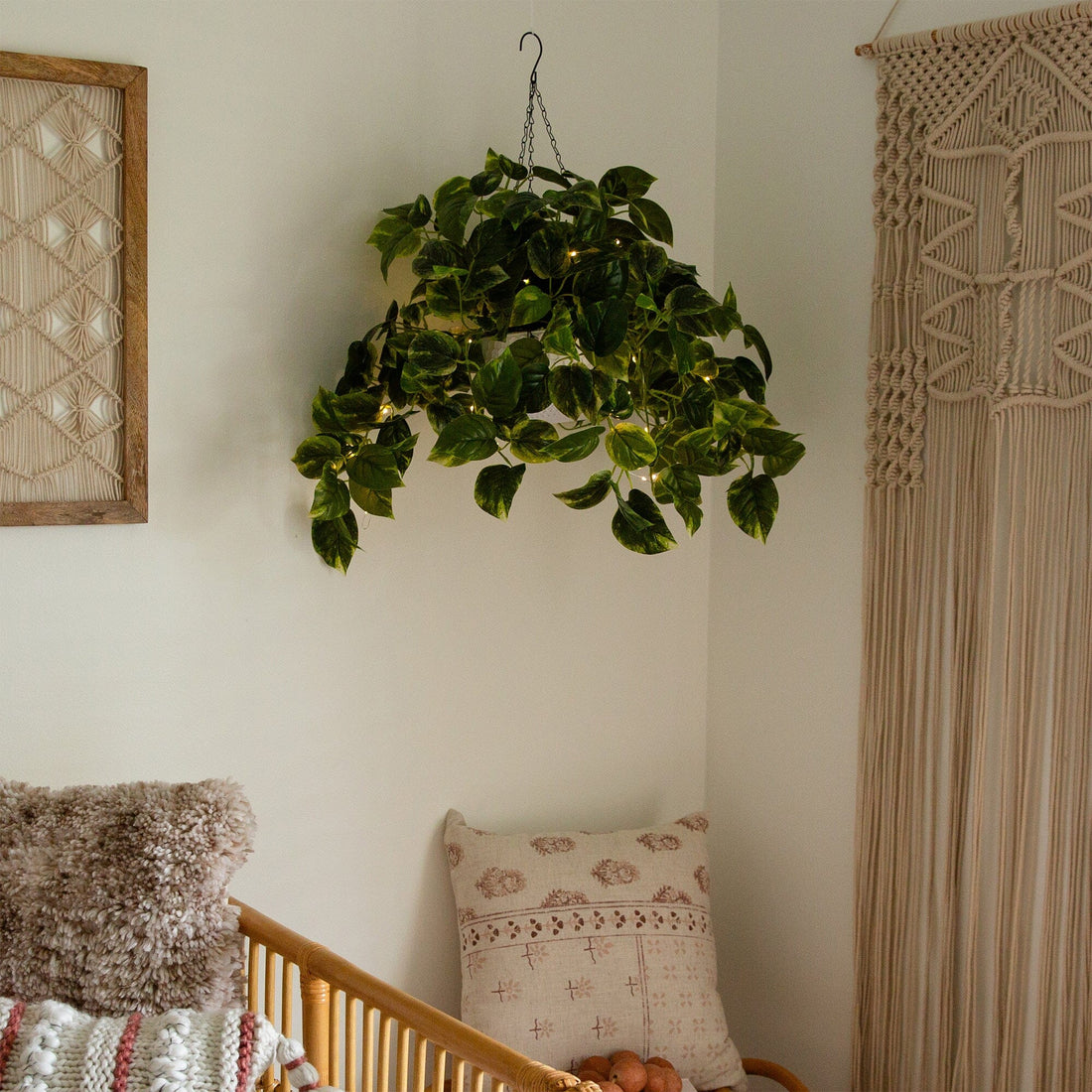 https://www.nearlynatural.com/cdn/shop/files/artificial-24uv-resistant-artificial-pothos-with-50-warm-white-led-lights-in-white-hanging-basket-hanging-nearly-natural-471196.jpg?v=1731560350&width=1100