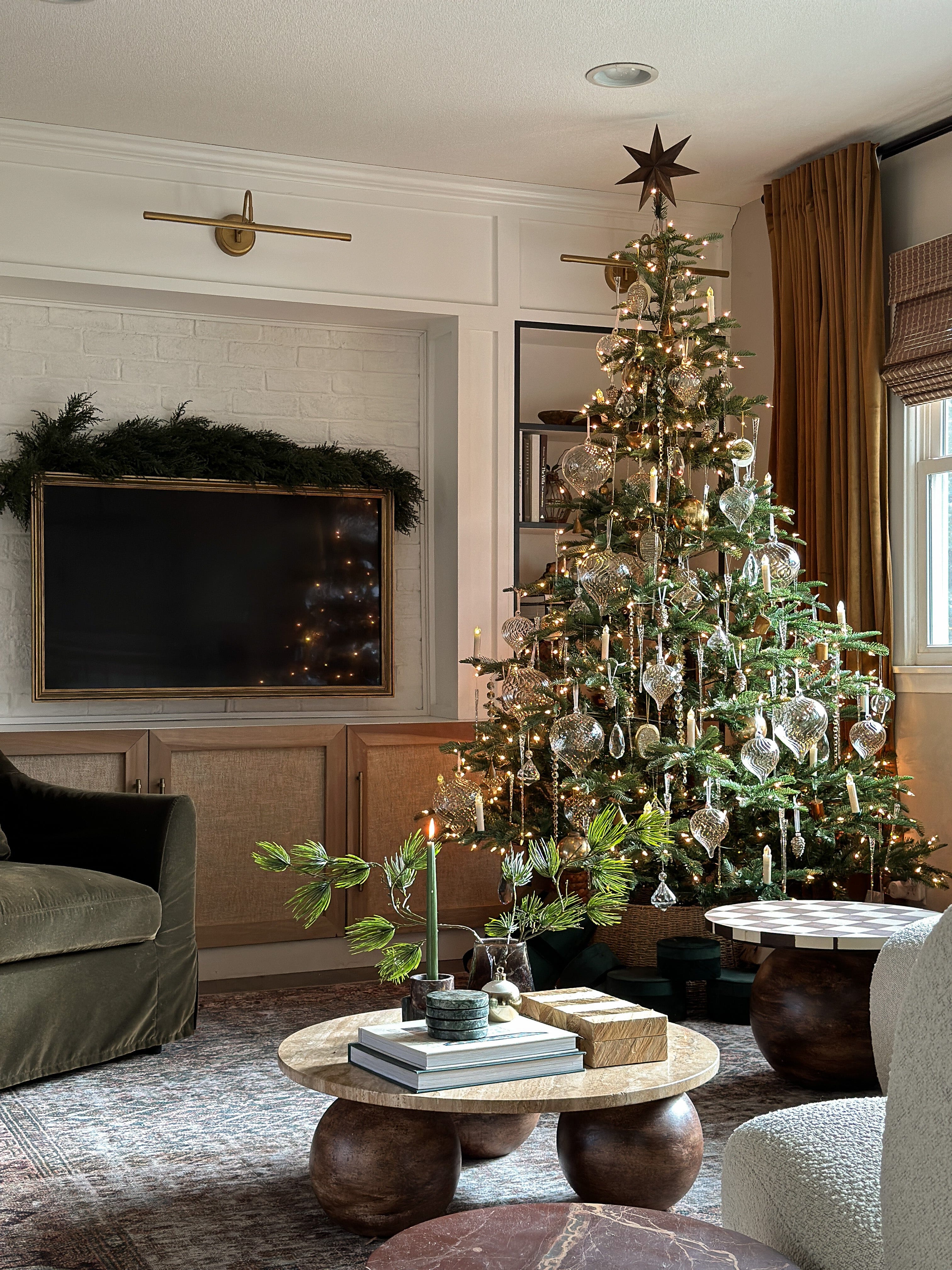 8' Layered Washington Spruce Christmas Tree with 650 Clear Lights